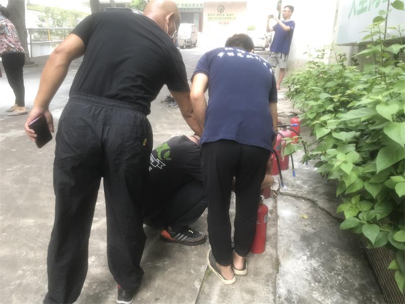 普及安全滅火知識(shí)，共建消防防火墻！—江信電子消防安全演練.jpg